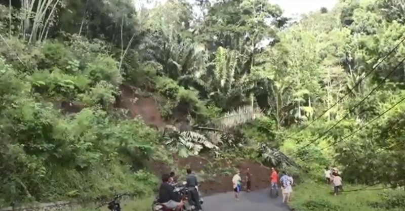 Longsor Tutup Akses Jalan Poros Rantepao-Rindingallo di Toraja Utara, Kendaraan Terjebak