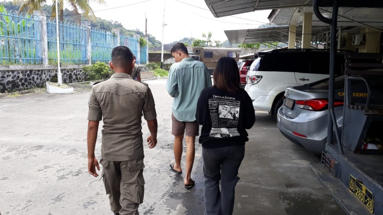 Asyik Indehoy Bareng Pacar di Rumah, Pasangan Kekasih di Padang Digerebek Warga