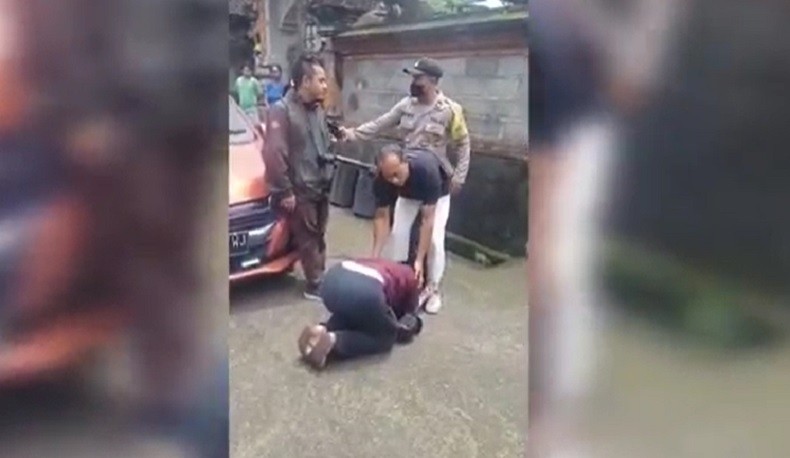 Sambil Bersujud, Pecinta Hewan Ini Memohon Agar Anjing di Desanya Tak Dieliminasi