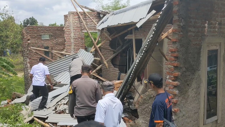 Tak Kuat Menahan Hujan Deras, Rumah di Cirebon Ambruk Timpa Penghuni, 3 Luka-luka