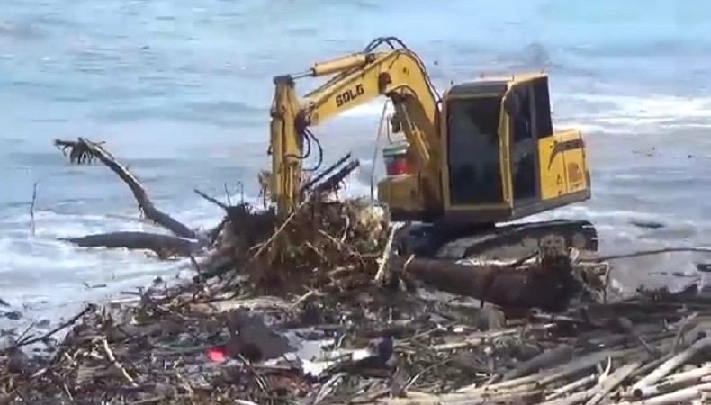 Pantai Kuta Bak Lautan Sampah Dipenuhi Potongan Kayu Berukuran Besar  