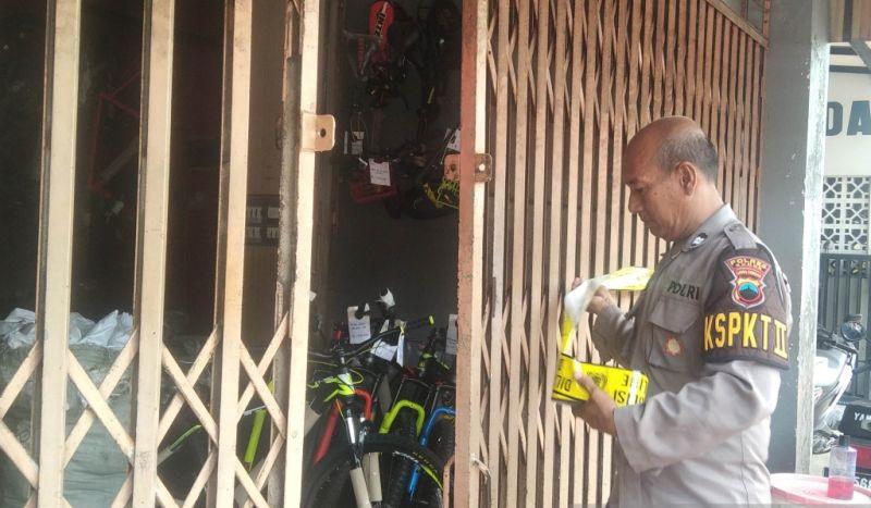 Polisi Selidiki Pembobolan Toko Sepeda di Kudus yang Terekam CCTV, Pelaku Jebol Atap