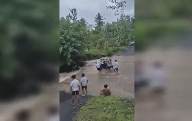 Viral Pelajar SMP Gotong Motor Seberangi Jalan Terendam Luapan Air Sungai