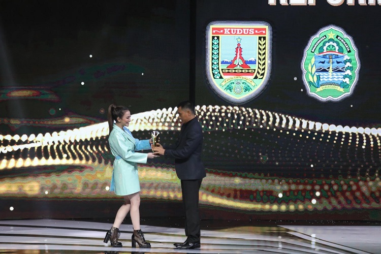 Bupati Gunungkidul Raih Indonesia Award 2022 dalam Kategori Investment Promotion Strategy