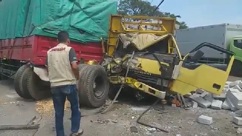 Truk Bata Tabrak Truk Gandeng di Pasuruan, Lalu Lintas Macet 2 Arah