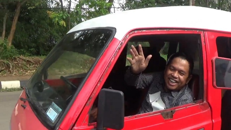 Filosofi Dedi Mulyadi Naik Angkot ke PA Purwakarta dan Jabat Tangan Istri yang Gugat Cerai