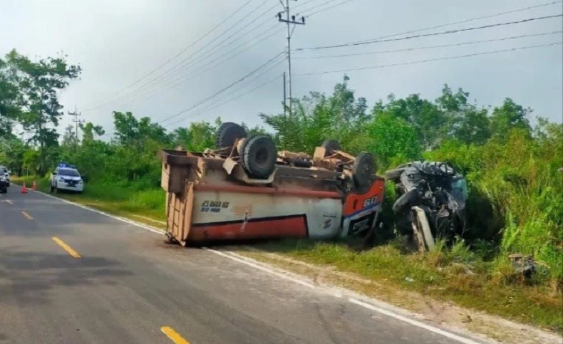 Mobil Jaksa di Katingan Dihantam Truk CPO hingga Terbalik di Palangka Raya