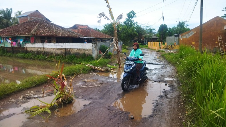 Warga Cihampelas KBB Ancam Golput, Pemda Janji Perbaiki Jalan Rusak pada 2023