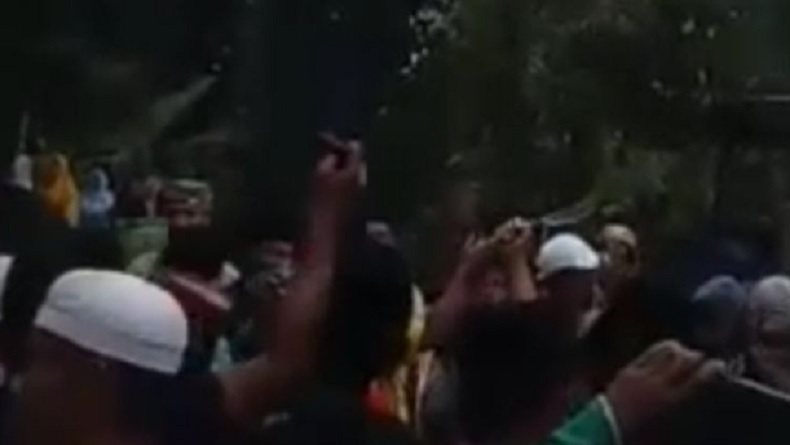 Polisi Diadang Warga Pamekasan, Salah Paham Dikira Akan Cegah Pengajian Pencinta Habib Rizieq