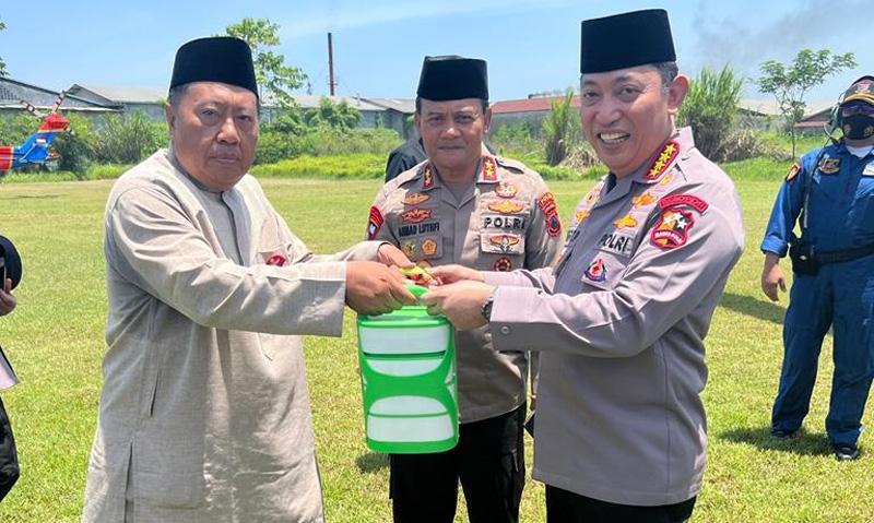  Bak Orang Tua dan Anak, Habib Luthfi Beri Bekal Nasi Rantangan untuk Jenderal Listyo Sigit 