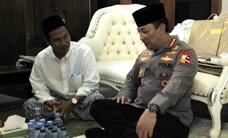 Kunjungi Gus Baha, Kapolri Sebut Peran Polri Tidak Bisa Dilepas dari Ulama