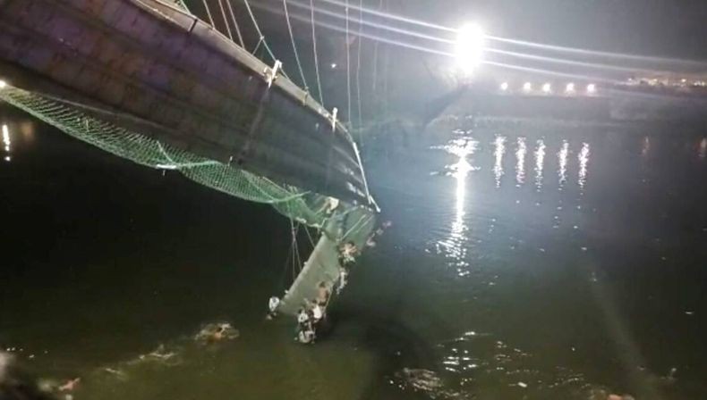 Ngeri! Jembatan Gantung di India Baru Direnovasi Ambruk Tewaskan Sedikitnya 30 Orang