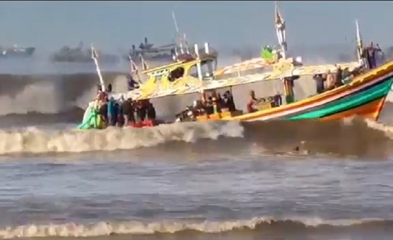Kapal Nelayan di Jember Karam Diterjang Ombak, Belasan ABK Selamat Lompat ke Laut
