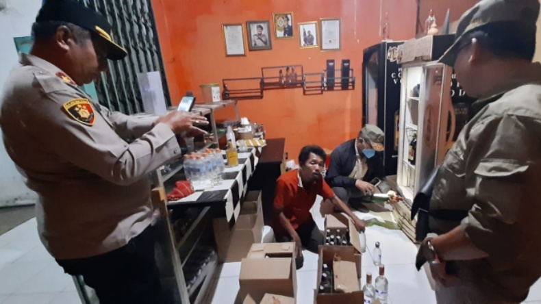 Gerebek Warung di Bekasi, Petugas Gabungan Sita Ratusan Botol Miras Oplosan