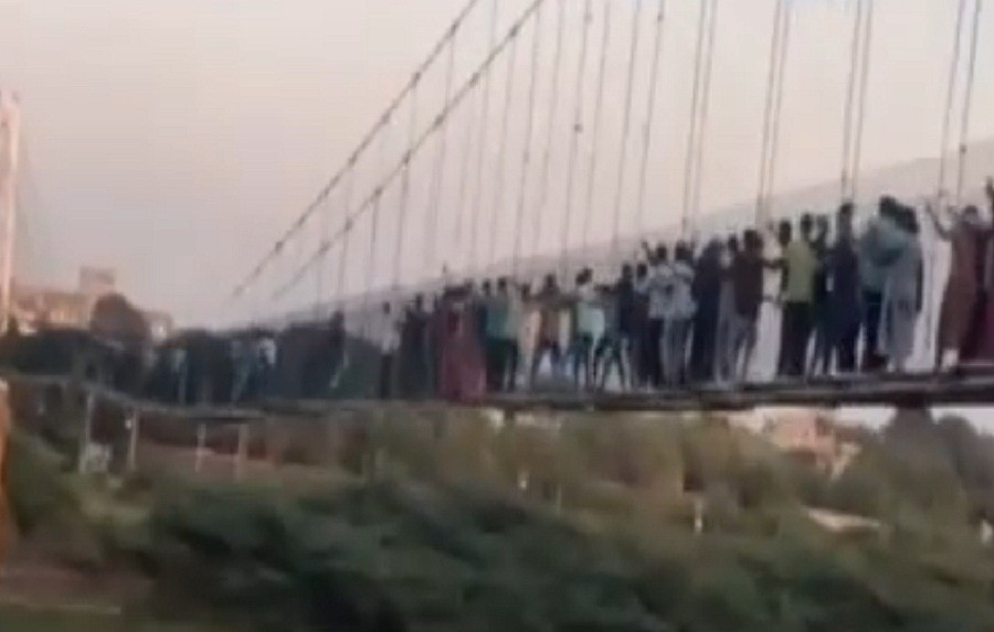 Jembatan Gantung Berusia 140 Tahun Runtuh, 91 Orang Tewas Ratusan Tercebur ke Sungai