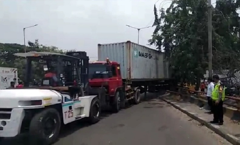 Truk Kontainer Terperosok di Jembatan Layang Trosobo, Jalur Mojokerto-Surabaya Lumpuh
