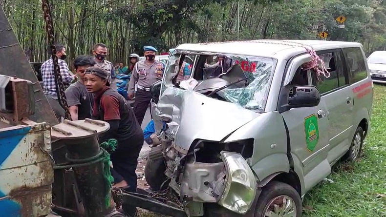 2 APV Tabrakan di Jalan Raya Subang-Purwakarta, 1 Anggota Brimob Terluka Parah 