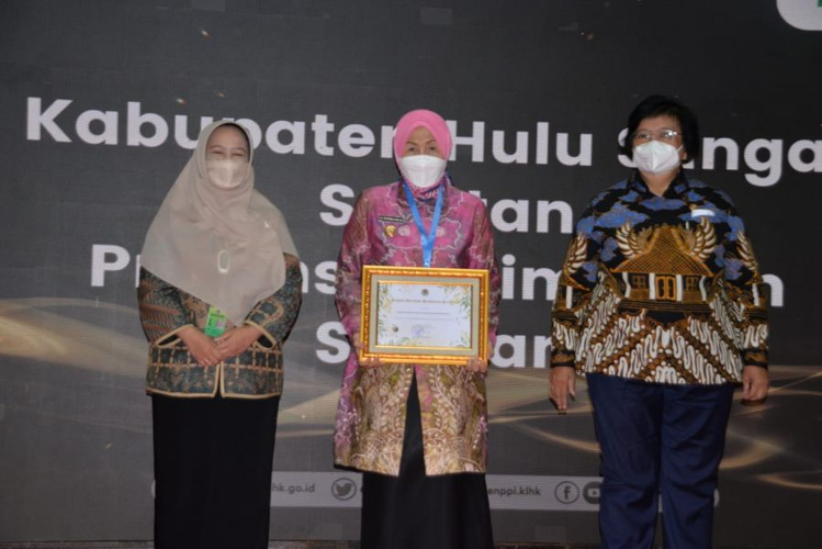 Bupati Barito Kuala Raih Penghargaan Proklim dari Kementerian LHK