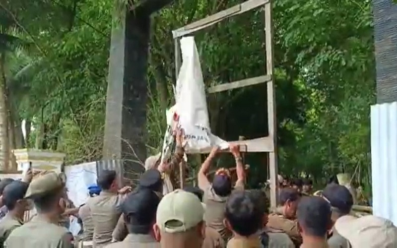 Pemprov Sumsel Kerahkan Ratusan Pol PP, Pagar Blokade SMKN 3 Kayuagung Dibongkar
