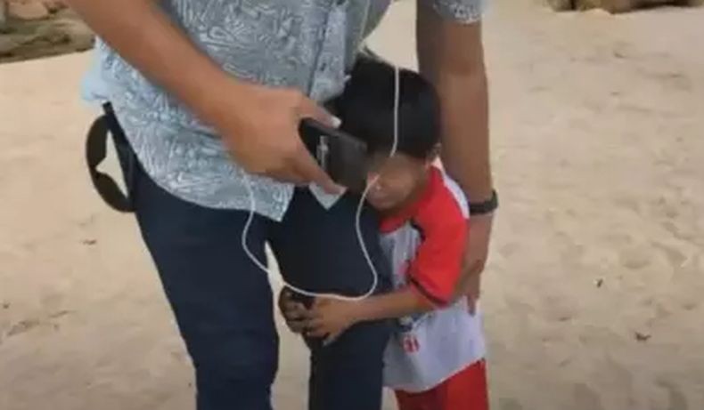  Reporter TV Ini Tuai Pujian, Hentikan Siaran Langsung Demi Tolong Anak yang Dikejar Monyet 