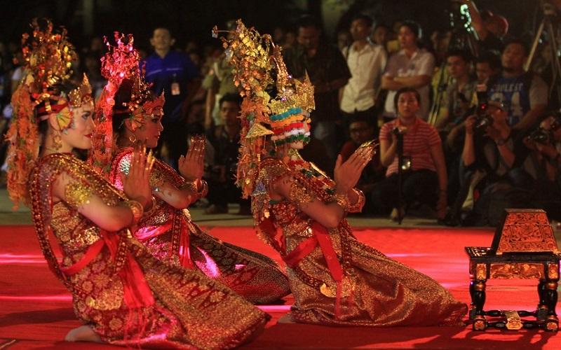 Tari Gending Sriwijaya, Sejarah, Fungsi dan Pementasan Pertama