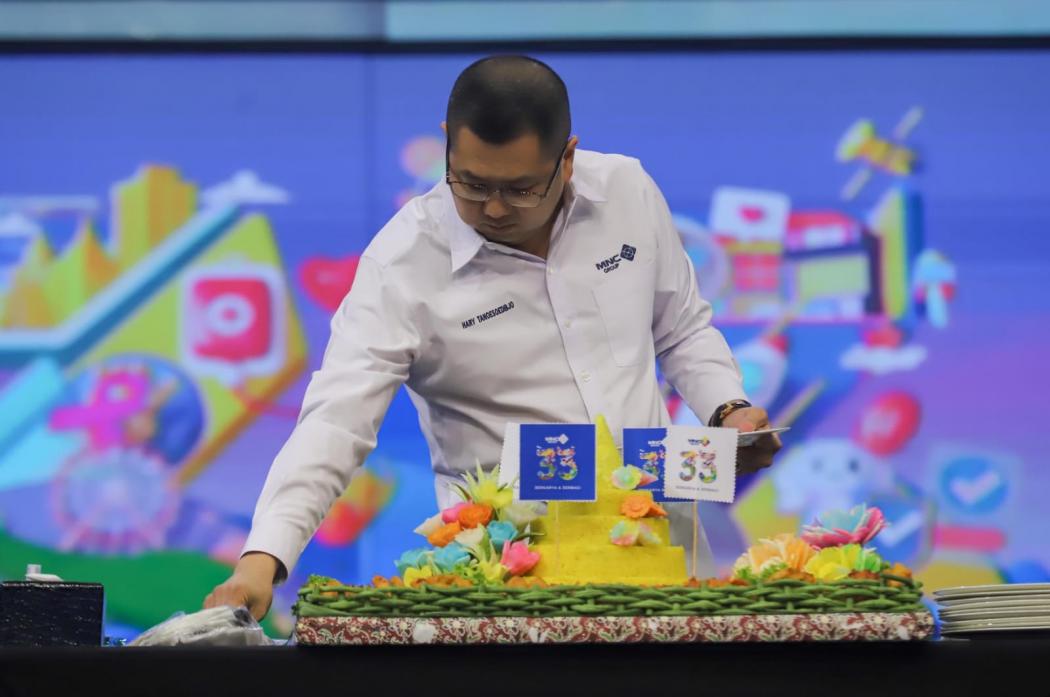 Rayakan HUT ke-33 MNC Group, Hary Tanoesoedibjo Potong Tumpeng di Acara Anniversary Celebration