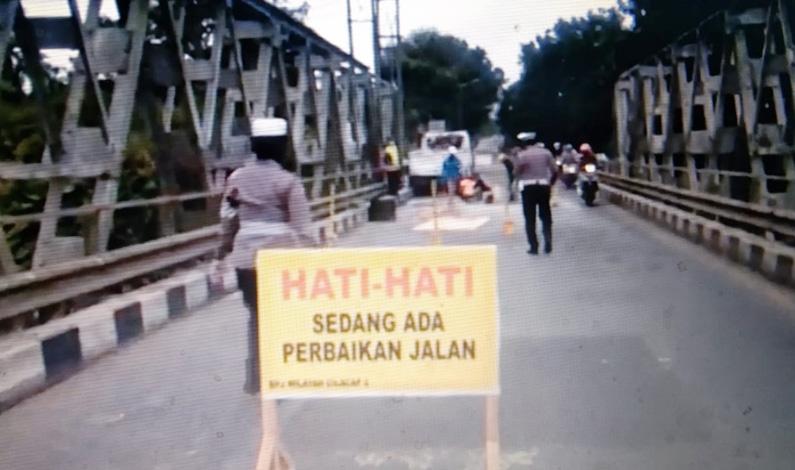 Badan Jalan Jembatan Sungai Serayu Ambles, Akses Banjarnegara-Purbalingga Ditutup