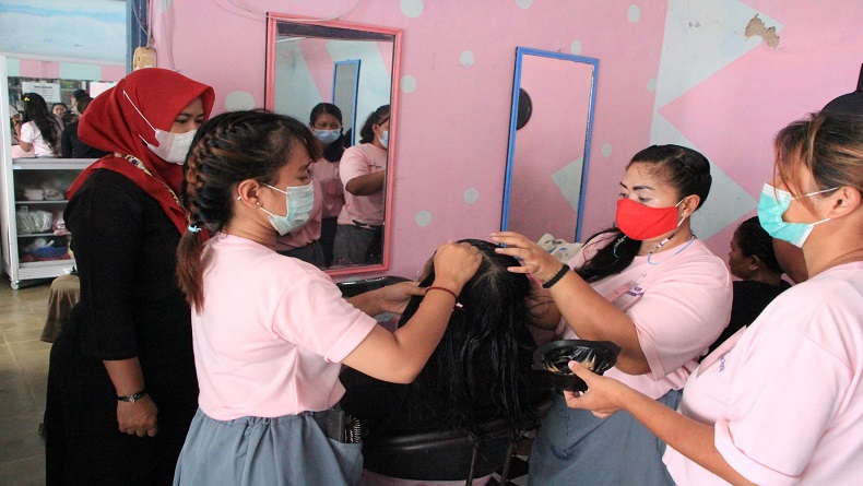 Napi Lapas Perempuan Semarang Digembleng Pelatihan Ecoprint dan Salon