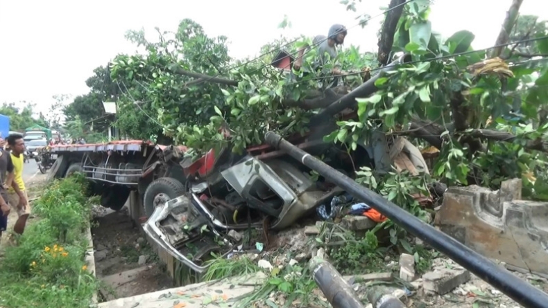 Tabrak Pohon dan Pagar Rumah di Tuban, Pasutri Terjepit Kabin Truk