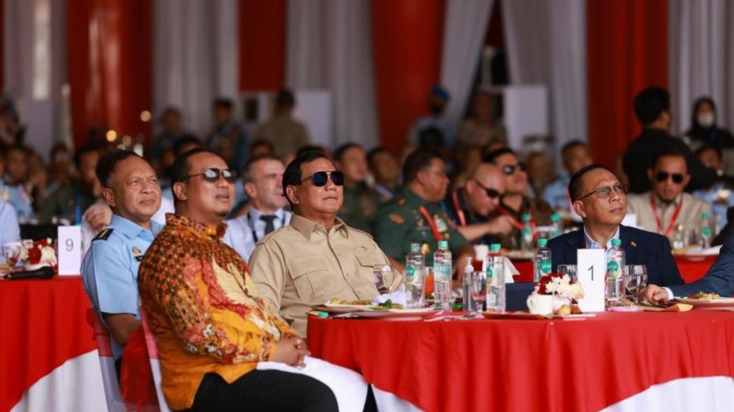 Prabowo Saksikan Manuver Alutsista Udara di Indo Defence 2022