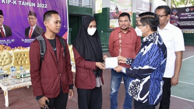 Kemendikbudristek Serahkan Beasiswa KIP-K kepada 1.430 Mahasiswa UNG
