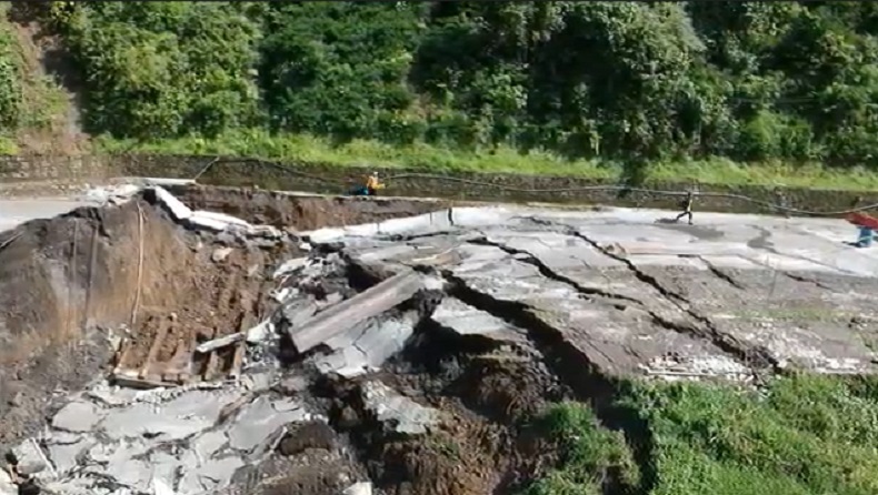 Jalan Dekat Jembatan Gladak Perak Longsor, Akses Malang-Lumajang Putus Total