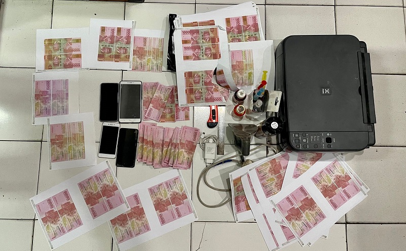 Polisi Tangkap 2 Pembuat Uang Palsu di Bekasi, Disebarkan dengan Modus Beli HP Seken