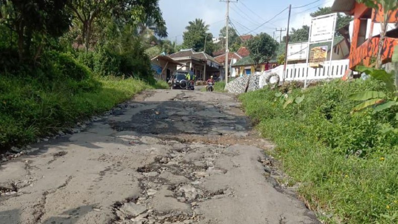 Kementerian PUPR Ditunjuk Jokowi Jadi Leading Sector Perbaikan Jalan Daerah