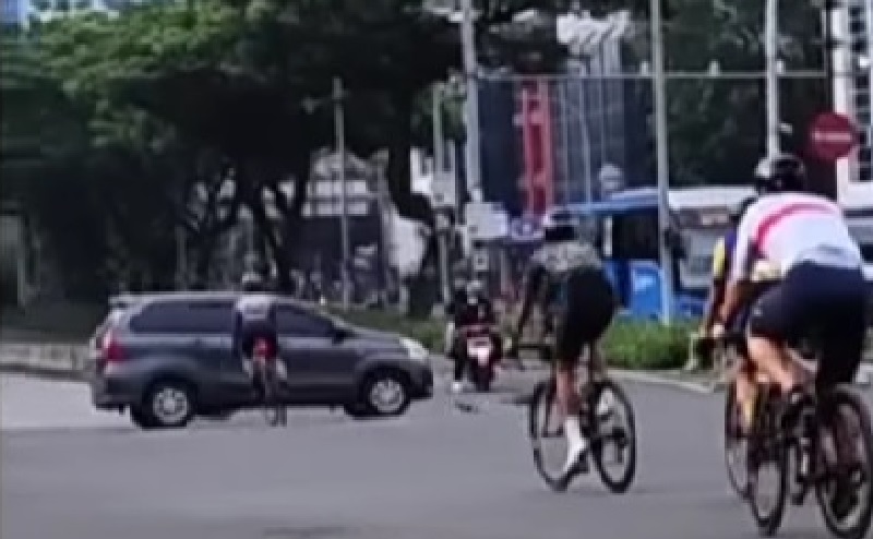 Mobil Tabrak Lari Pesepeda hingga Terpental di Harmoni, Korban Terluka di Perut