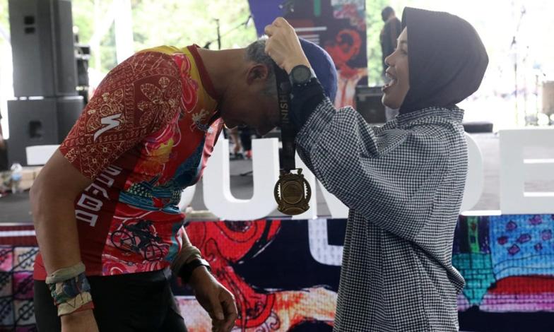 Momen Mesra Ganjar Dikalungi Medali dan Dicium Siti Atikoh saat Finish Tour de Borobudur