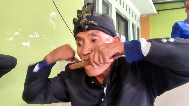Selober Alat Musik Tradisional Suku Sasak Ini Dibuat dari Pelepah Daun Aren