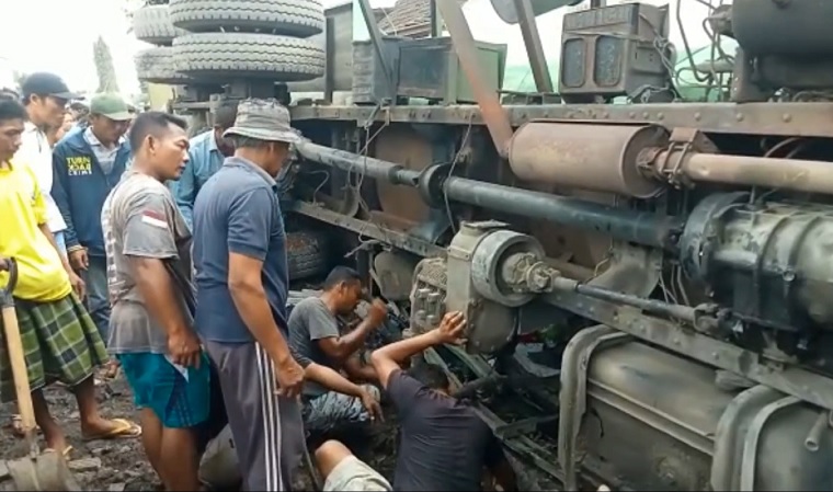 Truk Semen di Jember Terguling Timpa Pemotor hingga Tewas, Evakuasi Dramatis
