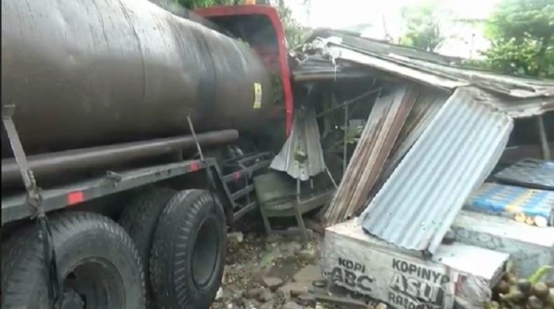 Mobil Tangki di Tuban Tabrak Truk Parkir dan 2 Warung hingga Rusak Parah