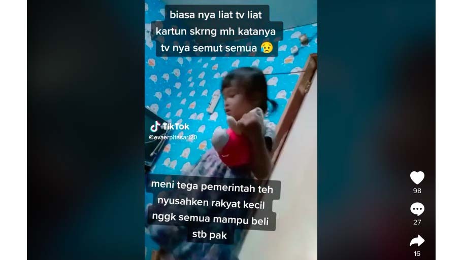 Viral Seorang Ibu Sedih Lihat Anaknya Tak Bisa Nonton Kartun di TV: Pemerintah Nyusahkan Rakyat Kecil