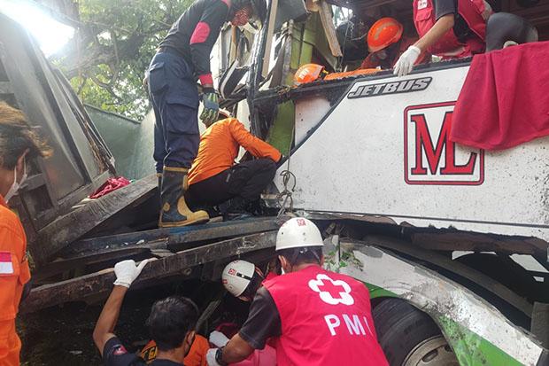 Hantam Dump Truck yang Berhenti, Kernet Bus Maju Lancar Meninggal Terjepit