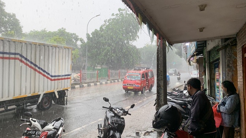 Hujan Deras Guyur Jakarta Timur, Waspada Jarak Pandang Terbatas