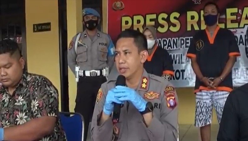 Baru Bebas Penjara Suami di Kalbar Ajak Selingkuhan Edarkan Sabu, Ditangkap dalam Bus