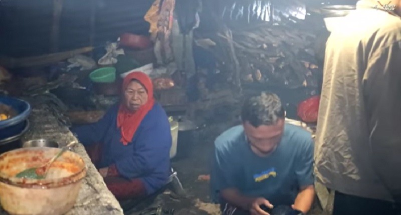 Mengenal Mbok Yem, Lansia yang Jual Nasi Pecel Satu-satunya di Atas Awan Gunung Lawu 