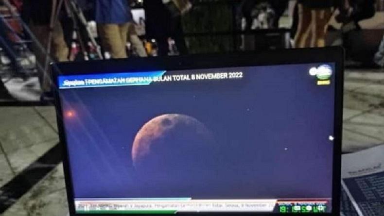 Puncak Gerhana Bulan Total Terlihat Jelas di Ambon, Sedikit Tertutup Awan