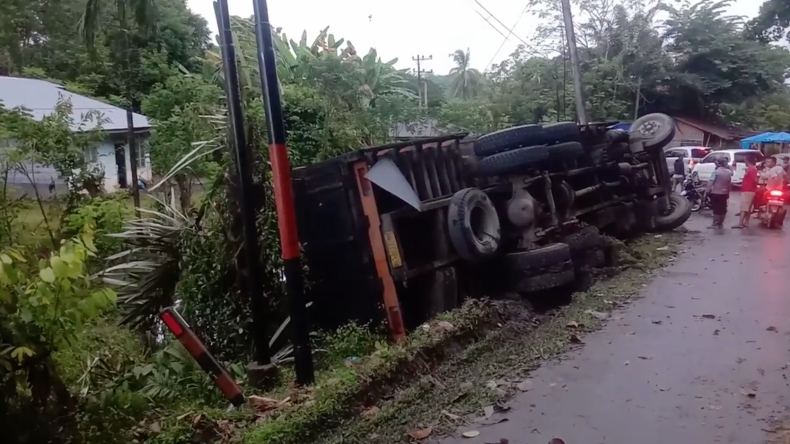 Rem Tak Berfungsi karena Kebanjiran, Truk Pengangkut Pupuk di Aceh Terguling