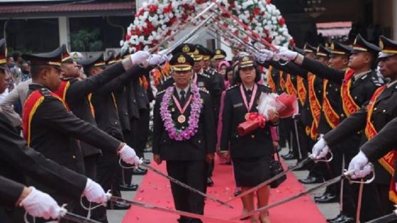 Masuk Masa Purnabakti, 108 Personel Polda Papua Dilepas dengan Tradisi Pedang Pora