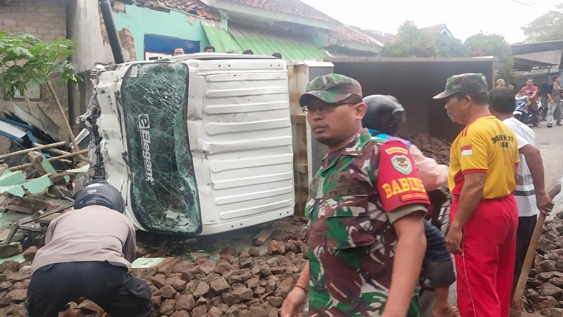 Dump Truck Pasir Nyelonong Tabrak Rumah di Munjul Cianjur, Sopir Terjepit