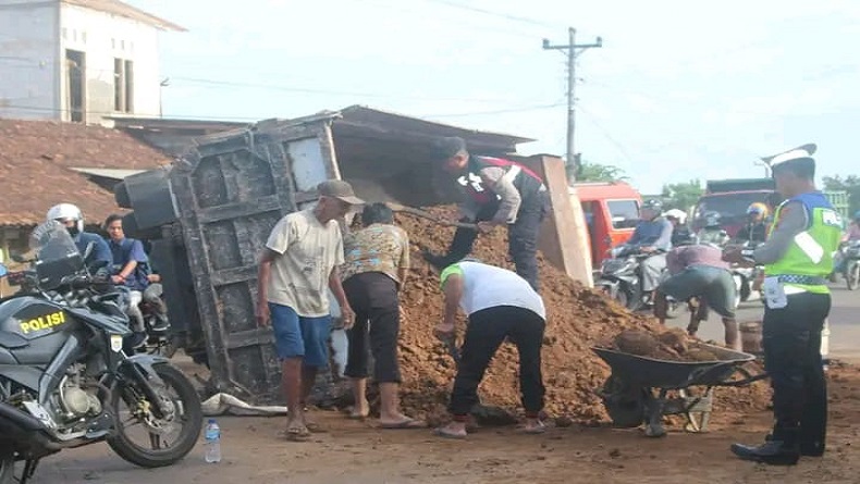 Truk Bermuatan Tanah Terguling di Pekalongan, Diduga akibat Kelebihan Muatan