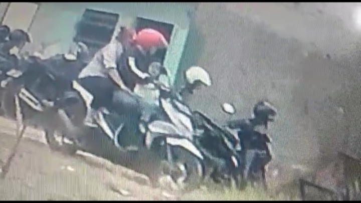 Terekam CCTV, Aksi Maling Motor di Bogor Bawa Anak dan Istri 